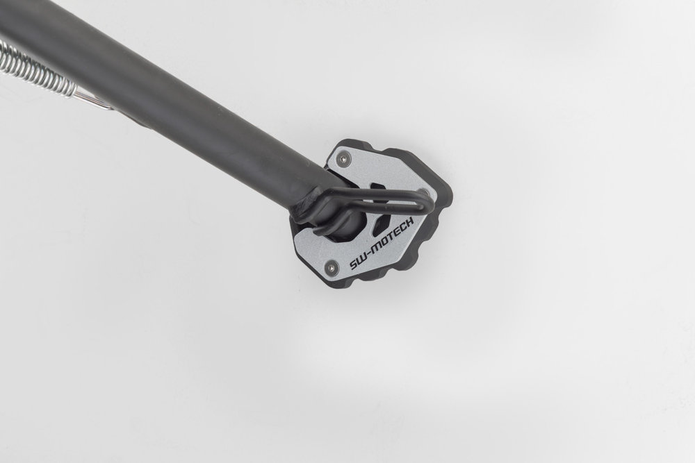 SW-Motech Seitenständerfuß-Verbreiterung - Schwarz/Silbern. Triumph Trident 660 (24-).